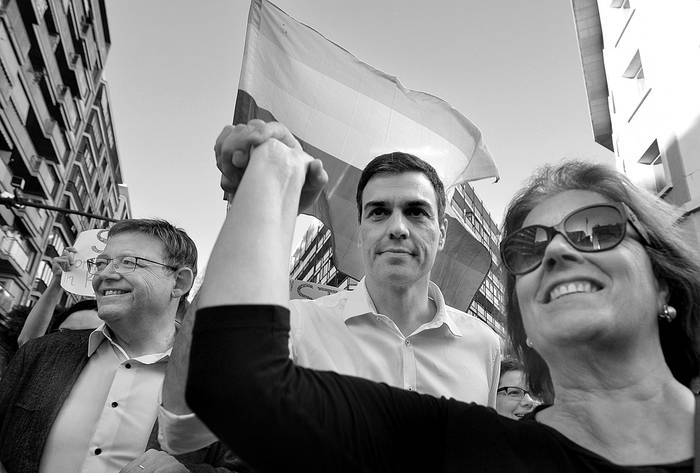 Pedro Sánchez, candidato del Partido Socialista Obrero Español, durante la Marcha del Orgullo Gay de Valencia, el 18 de junio. Foto: José Jordan, Afp