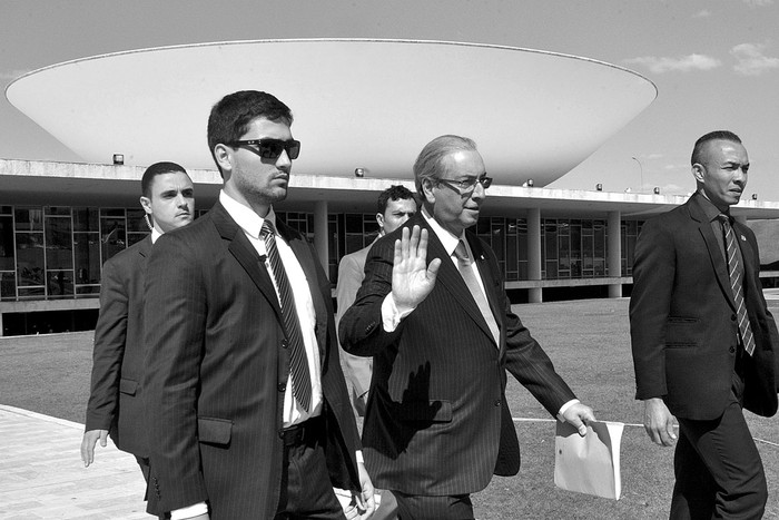 Eduardo Cunha se retira del Congreso luego de renunciar a la Presidencia de la Cámara de Diputados, ayer, en Brasilia. Foto: José Cruz, Agência Brasil