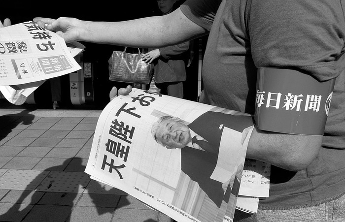 Distribución de ediciones especiales de un diario de Tokio con el emperador
Akihito como tema de portada. Foto: Toru Yamanaka, Afp