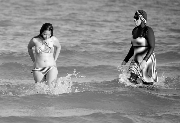 Mujer tunecina con burkini, traje de baño diseñado para las mujeres musulmanas,
ayer, en Bizerta, al noreste de la capital de Túnez. Foto: Fethi Belaid, Afp
