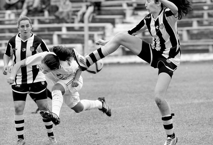 Lucía Capelleti, de Nacional, y Tamy Gares, de Peñarol, el 26 de junio, en el Parque Nasazzi. Foto: Pablo Vignali