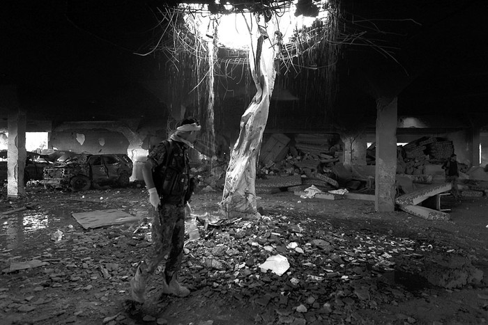 Edificio de salas funerarias tras los ataques aéreos de la coalición, el sábado, en Saná, Yemen. Foto: Mohammed Huwais, AFP