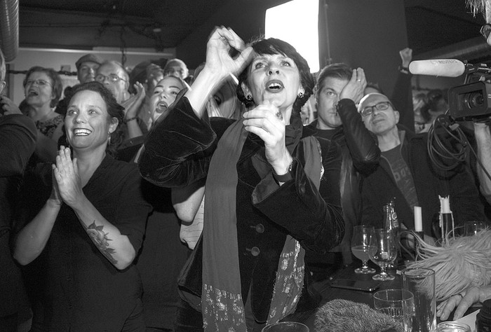 Birgitta Jónsdóttir y activistas del Partido Pirata observan los resultados de las elecciones en Islandia, el 25 de octubre. Foto: Halldor Kolbeins, AFP
