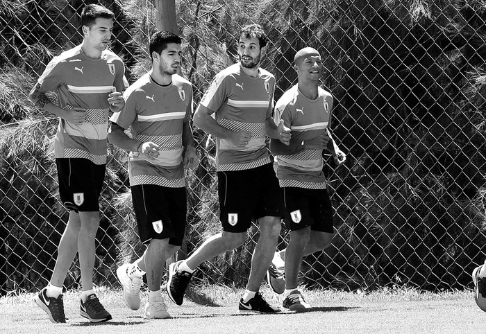 Matías Vecino, Luis Suárez, Cristhian Stuani y Carlos Sánchez, el viernes, en el Complejo Celeste. Foto: Miguel Rojo, AFP