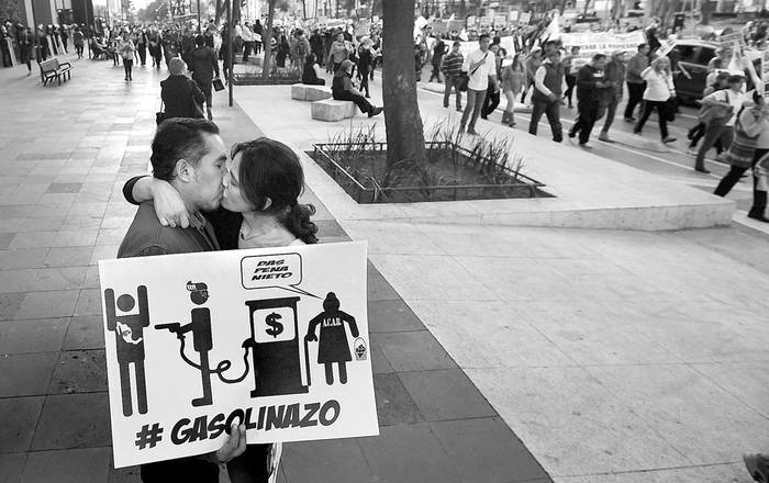 Protesta para exigir la renuncia del presidente Enrique Peña Nieto, ayer, en Ciudad de México. Foto: Alfredo Estrella, AFP