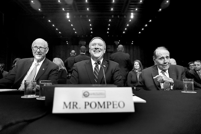 El senador Pat Roberts (i), el diputado Mike Pompeo (c) y el ex senador Bob Dole, durante la audiencia de confirmación de Pompeo para ser el director de la CIA, ayer, ante el Comité de Inteligencia del Senado de Estados Unidos. Foto: Joe Raedle, AFP