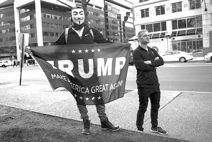 Manifestantes anti Donald Trump, ayer, cerca de los jardines del hotel Hilton, en Washington. Foto: Andrew Caballero-Reynolds, AFP