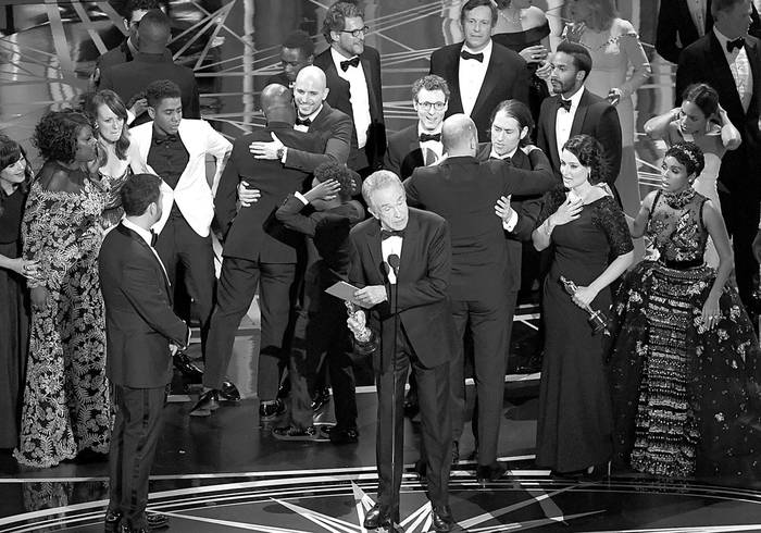 El actor Warren Beatty (c) explica un error en la presentación de la mejor película de los premios Oscar, ayer, en Hollywood, California. Foto: Kevin Winter, AFP