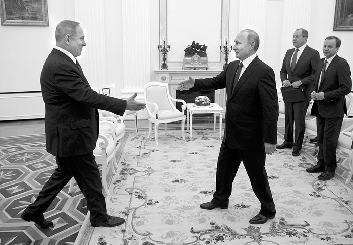Vladimir Putin, presidente ruso, y Benjamin Netanyahu, primer ministro israelí, ayer, en Moscú. Foto: Pavel Golovkin, AFP