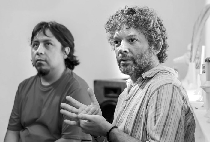Diego Sztulwark (d) y Juan Vázquez, en La Paternal Espacio Proyecto, Buenos Aires. Foto: Martín Nieva