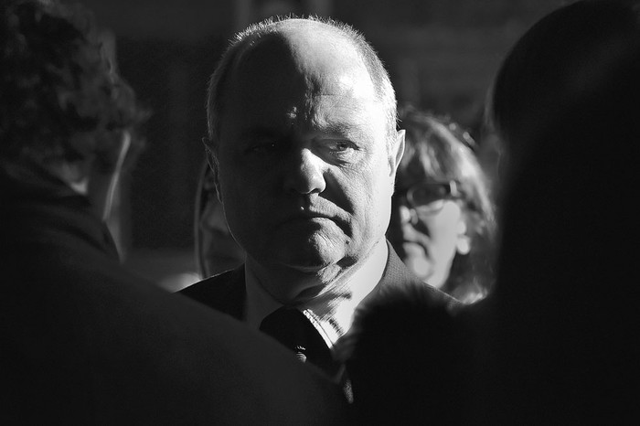 Bruno Le Roux, ministro francés del Interior, en Porte de la Chapelle, al norte de París, el 14 de marzo. Foto: Christophe Archambault, AFP