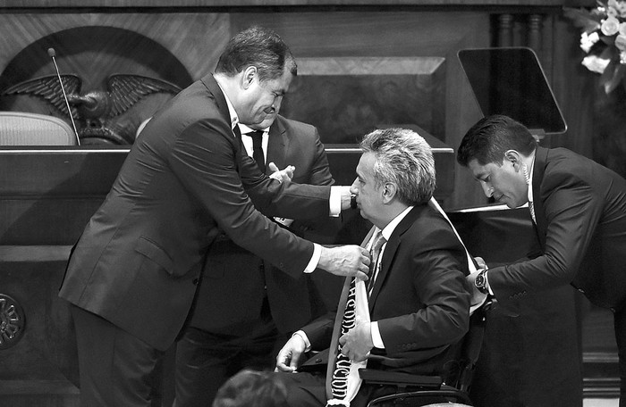 Rafael Correa (i) pasa la banda presidencial a Lenín Moreno, ayer, en la Asamblea Nacional en Quito, Ecuador. Foto: Rodrigo Buendia, AFP