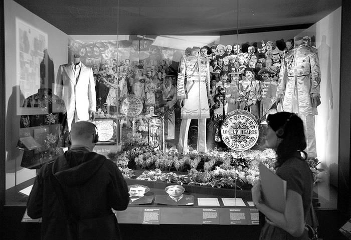 Originales y réplicas de trajes de la banda The Beatles, utilizados en la portada del álbum Sgt. Pepper’s, en el museo de V & A, en Londres. Foto: Daniel Leal-Olivas, AFP