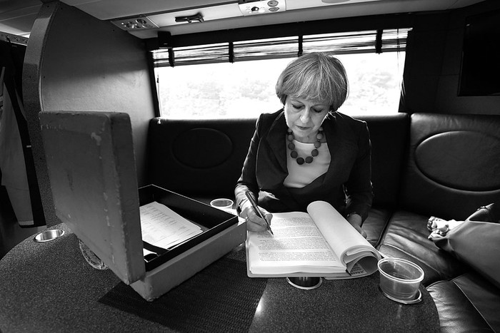 Theresa May, primera ministra británica, trabaja en el ómnibus de la campaña electoral, ayer, en Staffordshire, en el norte de Inglaterra. Foto: Ben Stansall, AFP
