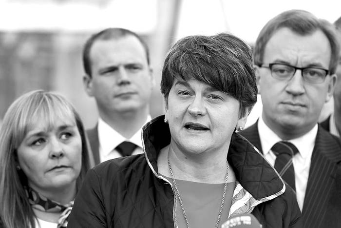 Arlene Foster, líder del Partido Unionista Demócrata, da una declaración a la prensa en el Castillo de Stormont, el 3 de julio, en Belfast, Irlanda del Norte. Foto: Paul Faith, AFP