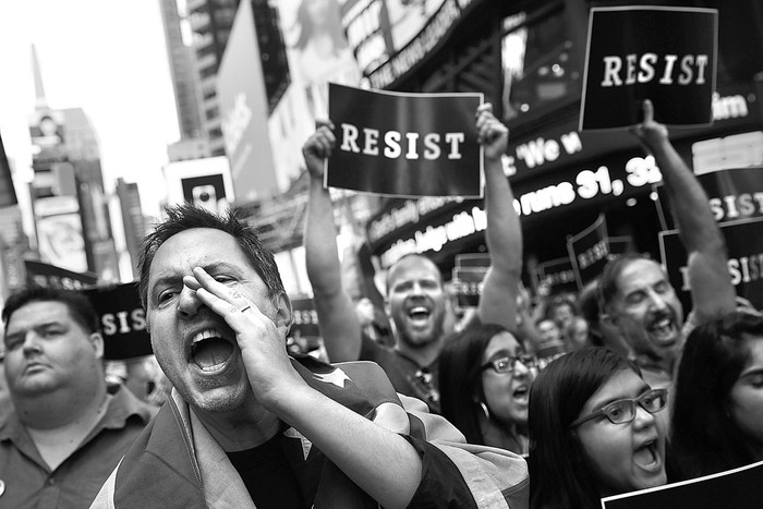 Manifestación contra la decisión de Donald Trump de no aceptar transexuales en el Ejército, ayer, en Nueva York. Foto: Spencer Platt, AFP