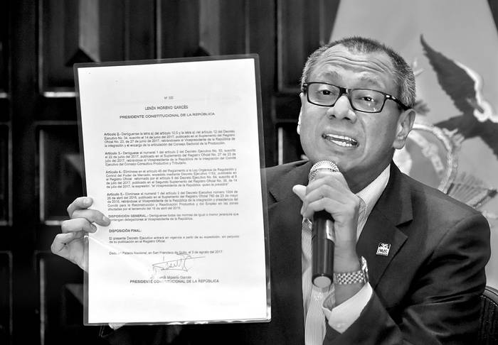 Jorge Glas, vicepresidente de Ecuador, muestra el decreto presidencial que lo elimina de todas sus funciones, ayer, en Quito. Foto: Rodrigo Buendia, AFP
