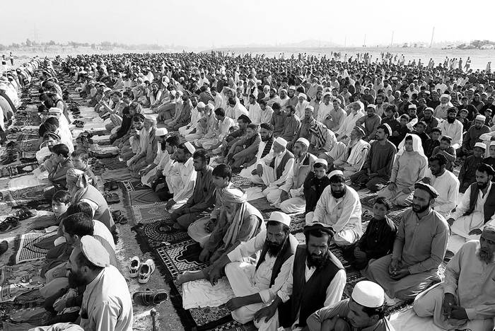 Musulmanes afganos escuchan las oraciones del sermón de Eid al-Adha, el 1º de setiembre, en Jalalabad. Foto: Noorullah Shirzada, AFP