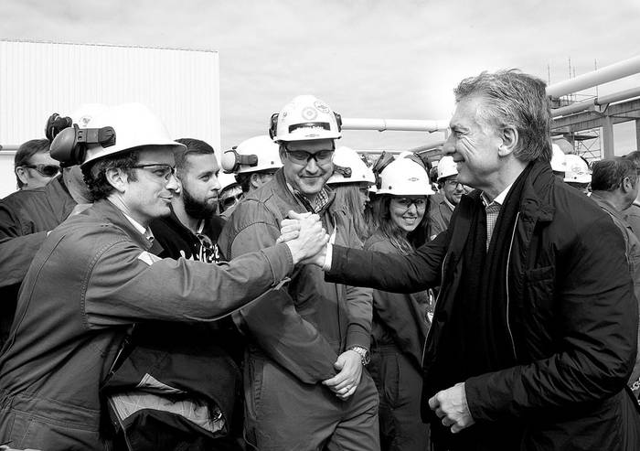 Mauricio Macri durante una visita al complejo petroquímico ubicado en la localidad de Ingeniero White, Bahía Blanca. Foto: Casa Rosada, s/d de autor
