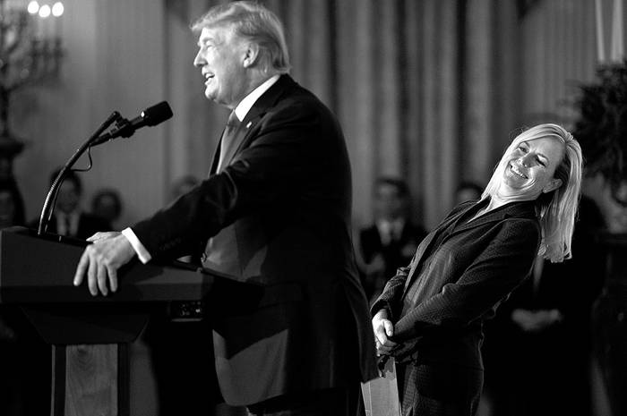 Donald Trump designa a Kirstjen Nielsen (d) para el cargo de secretaria de Seguridad Nacional de Estados Unidos, ayer, en la Casa Blanca, en Washington. Foto: Brendan Smialowski, AFP