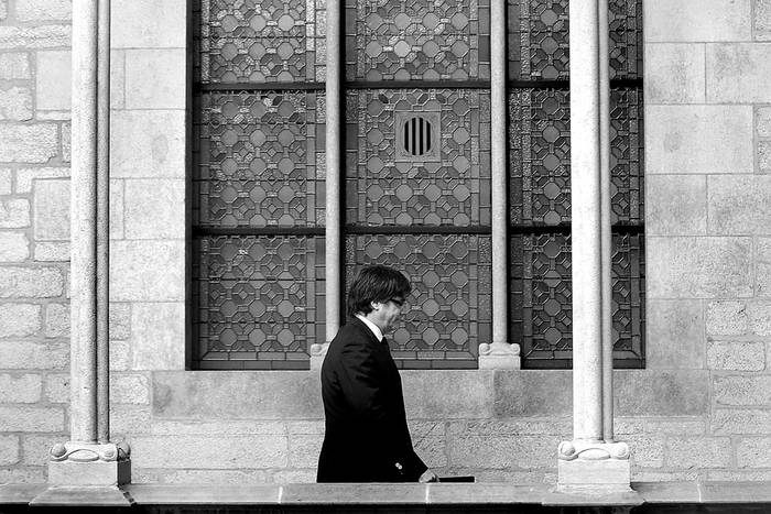 Carles Puigdemont, presidente catalán, se retira después de hacer una declaración institucional en la sede del gobierno de Cataluña, ayer, en Barcelona. Foto: Pau Barrena, AFP