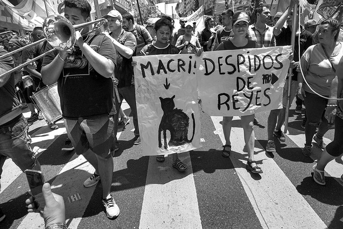 Funcionarios del Estado marchan durante una huelga nacional contra despidos en el sector público, ayer, en el centro de Buenos Aires. Foto: Eitan Abramovich, AFP