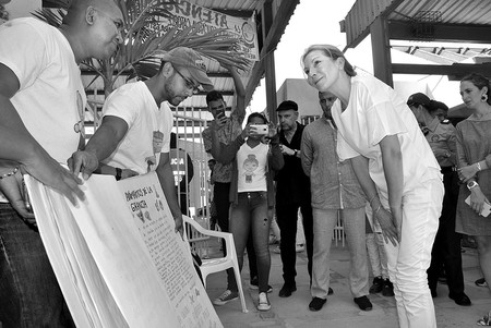 María Clemencia Rodríguez (d), esposa del presidente colombiano, Juan Manuel Santos, durante una actividad del Hay Festival, en el barrio El Pozón. Foto: Diego Recoba María Clemencia Rodríguez (d), esposa del presidente colombiano, Juan Manuel Santos, durante una actividad del Hay Festival, en el barrio El Pozón. Foto: Diego Recoba