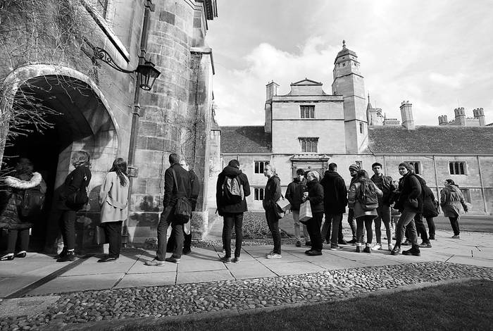 Estudiantes hacen fila para firmar el libro de condolencias abierto en Gonville y Caius College, donde el físico británico Stephen Hawking asistió durante más de 50 años. Foto: Tolga Akmen, AFP