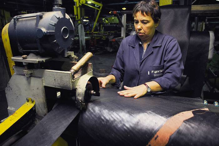Trabajadora de la industria del caucho. (archivo, febrero de 2014) · Foto: Pablo Nogueira