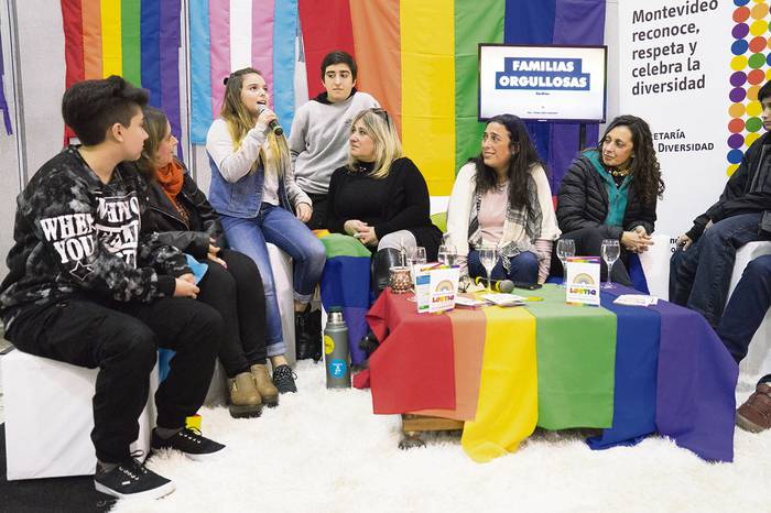 Conversatorio Familias Orgullosas, coordinado por Trans Boys Uruguay, en el último día de la semana del Orgullo LGBTIQ, el viernes, en el Atrio de la Intendencia de Montevideo. · Foto: Mariana Greif
