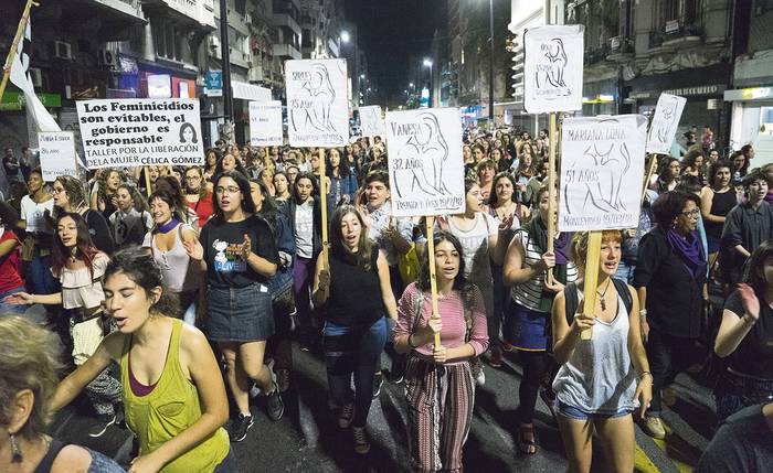 Alerta feminista, en la Plaza Cagancha, el 30 de marzo. · Foto: Mariana Greif