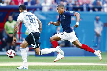 El argentino Marcos Rojo y el francés Kylian Mbappé, en el Kazán Arena.
El argentino Marcos Rojo y el francés Kylian Mbappé, en el Kazán Arena.