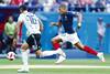 El argentino Marcos Rojo y el francés Kylian Mbappé, en el Kazán Arena.
El argentino Marcos Rojo y el francés Kylian Mbappé, en el Kazán Arena.