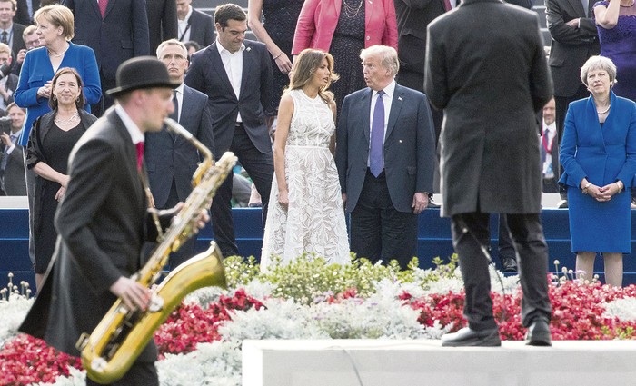 Melania Trump y Donald Trump, durante un espectáculo, ayer, en el parque Jubelpark en Bruselas.
 · Foto: Benoit Doppagne