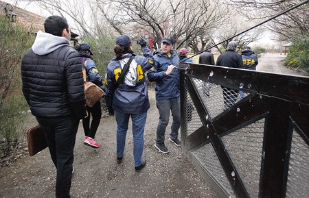 Agentes de la Policía Federal argentina participan en un allanamiento en la casa de vacaciones de la senadora Cristina Fernández, en El Calafate, provincia de Santa Cruz, Argentina. · Foto: Walter Díaz Agentes de la Policía Federal argentina participan en un allanamiento en la casa de vacaciones de la senadora Cristina Fernández, en El Calafate, provincia de Santa Cruz, Argentina. · Foto: Walter Díaz