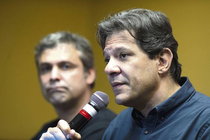Fernando Haddad, ex alcalde de San Pablo (d), y Lindbergh Farias, candidato al Senado de Río de Janeiro, durante una conferencia de prensa, ayer, en Río de Janeiro. · Foto: Mauro Pimentel