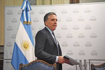 Nicolás Dujovne, ministro de Economía argentino, asiste a la presentación del Presupuesto 2019, ayer, en el Congreso Nacional, en Buenos Aires. Nicolás Dujovne, ministro de Economía argentino, asiste a la presentación del Presupuesto 2019, ayer, en el Congreso Nacional, en Buenos Aires.