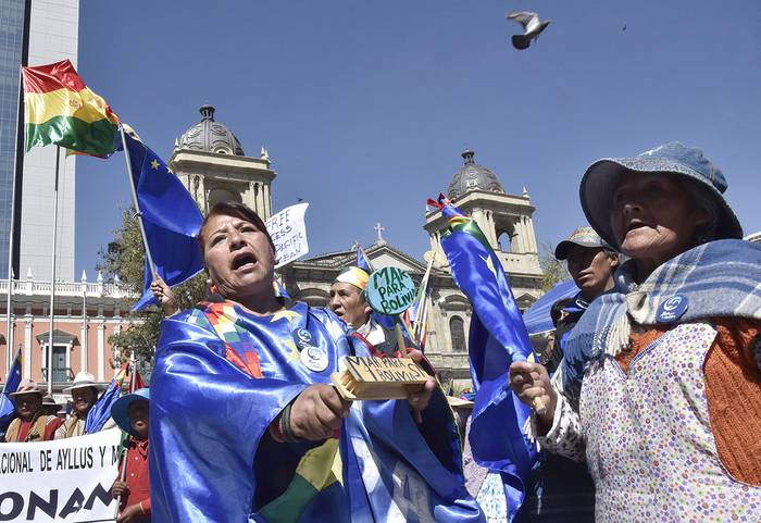 Bolivianos luego de la decisión de la Corte Internacional de Justicia, ayer, en La Paz.
 · Foto: Aizar Raldes