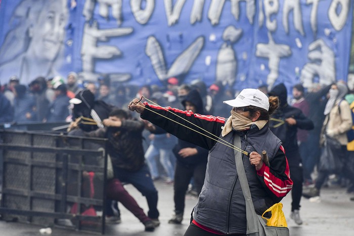 Enfrentamiento entre  manifestantes y la Policía antidisturbios, ayer, fuera del Congreso, en Buenos Aires. · Foto: Eitan Abramovich