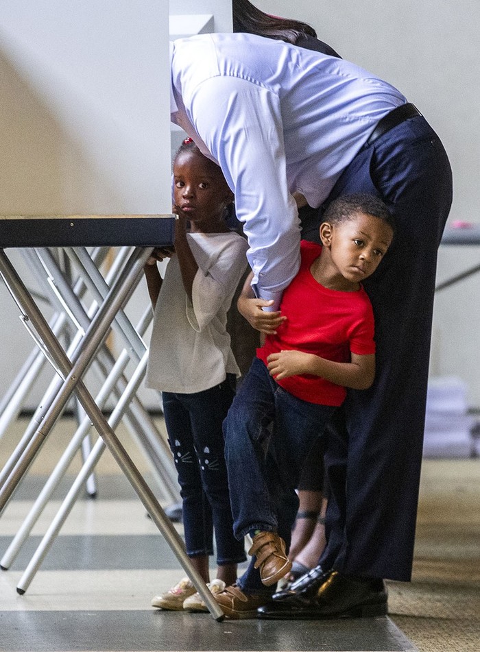 Andrew Gillum, candidato a la gobernación demócrata, vota con sus gemelos de cuatro años, ayer, en Tallahassee.
 · Foto: Mark Wallheiser