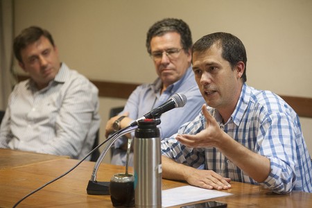 Ignacio Sgarbi, Miguel Martínez y Martín Rebella, en la charla “La reforma laboral ¿tiene marcha atrás?”, el jueves, en el Sindicato Médico del Uruguay. · Foto: Federico Gutiérrez Ignacio Sgarbi, Miguel Martínez y Martín Rebella, en la charla “La reforma laboral ¿tiene marcha atrás?”, el jueves, en el Sindicato Médico del Uruguay. · Foto: Federico Gutiérrez