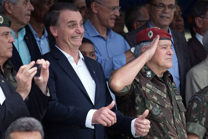 El presidente electo de Brasil, Jair Bolsonaro, durante la ceremonia de graduación de nuevos paracaidistas, en Vila Militar, en Río de Janeiro. 
 · Foto: Fernando Souza