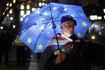 Un partidario pro Unión Europea, ayer, al lado de las Casas del Parlamento, en Westminster, en el centro de Londres.
Un partidario pro Unión Europea, ayer, al lado de las Casas del Parlamento, en Westminster, en el centro de Londres.