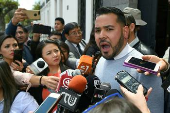 Eduardo Febres Cordero, presidente de la fundación Venezolanos en el Extranjero, en rueda de prensa, ayer, fuera del Ministerio de Relaciones Exteriores en Quito, Ecuador. Eduardo Febres Cordero, presidente de la fundación Venezolanos en el Extranjero, en rueda de prensa, ayer, fuera del Ministerio de Relaciones Exteriores en Quito, Ecuador.