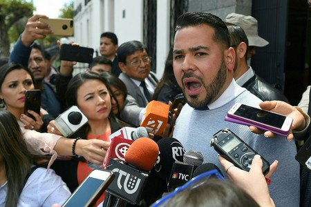 Eduardo Febres Cordero, presidente de la fundación Venezolanos en el Extranjero, en rueda de prensa, ayer, fuera del Ministerio de Relaciones Exteriores en Quito, Ecuador. · Foto: Rodrigo Buendía, Afp Eduardo Febres Cordero, presidente de la fundación Venezolanos en el Extranjero, en rueda de prensa, ayer, fuera del Ministerio de Relaciones Exteriores en Quito, Ecuador. · Foto: Rodrigo Buendía, Afp