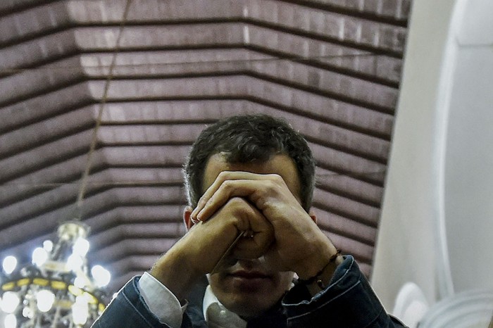 El jefe de la Asamblea Nacional de Venezuela y autoproclamado “presidente interino”, Juan Guaidó, ora durante una misa en la iglesia de San José, en Caracas, el 27 de enero.  · Foto: Luis Robaya, AFP