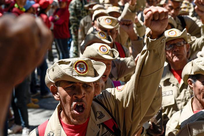 Miembros de la milicia bolivariana de Venezuela, manifiestan en apoyo al presidente Nicolás Maduro, ayer, en la Plaza Bolívar de Caracas.
 · Foto: Federico Parra