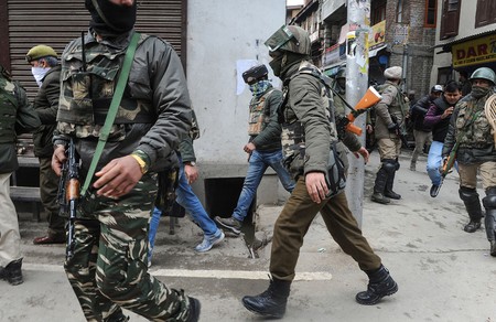 Fuerzas indias durante un allanamiento en la residencia del líder separatista cachemiro Mohammad Yasin Malik, ayer, en el área de Srinagar en Maisuma.
· Foto: Habib Naqash Fuerzas indias durante un allanamiento en la residencia del líder separatista cachemiro Mohammad Yasin Malik, ayer, en el área de Srinagar en Maisuma.
· Foto: Habib Naqash