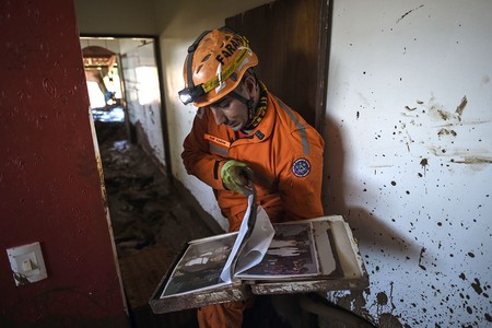 Un bombero rescata las pertenencias personales de las casas destruidas por el alud, un mes después de la ruptura de una represa de la minera Vale, el 22 de febrero, en el estado brasileño de Minas Gerais. · Foto: Douglas Magno Un bombero rescata las pertenencias personales de las casas destruidas por el alud, un mes después de la ruptura de una represa de la minera Vale, el 22 de febrero, en el estado brasileño de Minas Gerais. · Foto: Douglas Magno
