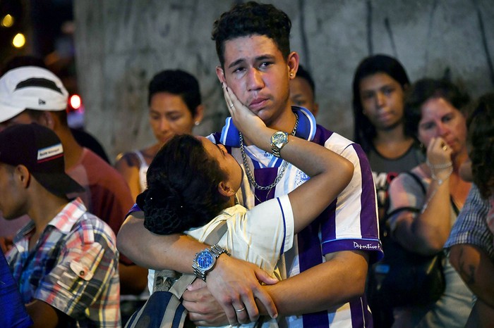 Misa callejera cerca de la escuela pública Raul Brasil, ayer, en Suzano, región metropolitana de San Pablo, Brasil. · Foto: Nelson Almeida